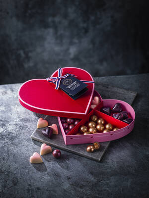 marksandspencer_Valentyn2023_food_29305247_Bonboniera plna lasky_cokoladove bonbony z mlecne, bile a horke cokolady s ruznymi naplnemi v krabicce ve tvaru srdce_499Kc.jpg